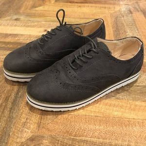 Dark gray women’s wing tip shoes